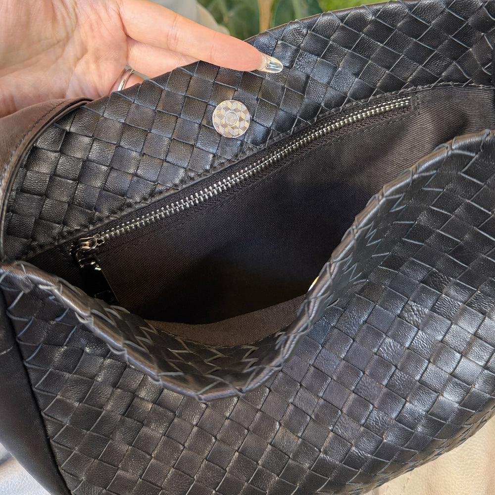 Woven Lambskin Crossbody Bag – Elegant Edge Bound Design，Blue