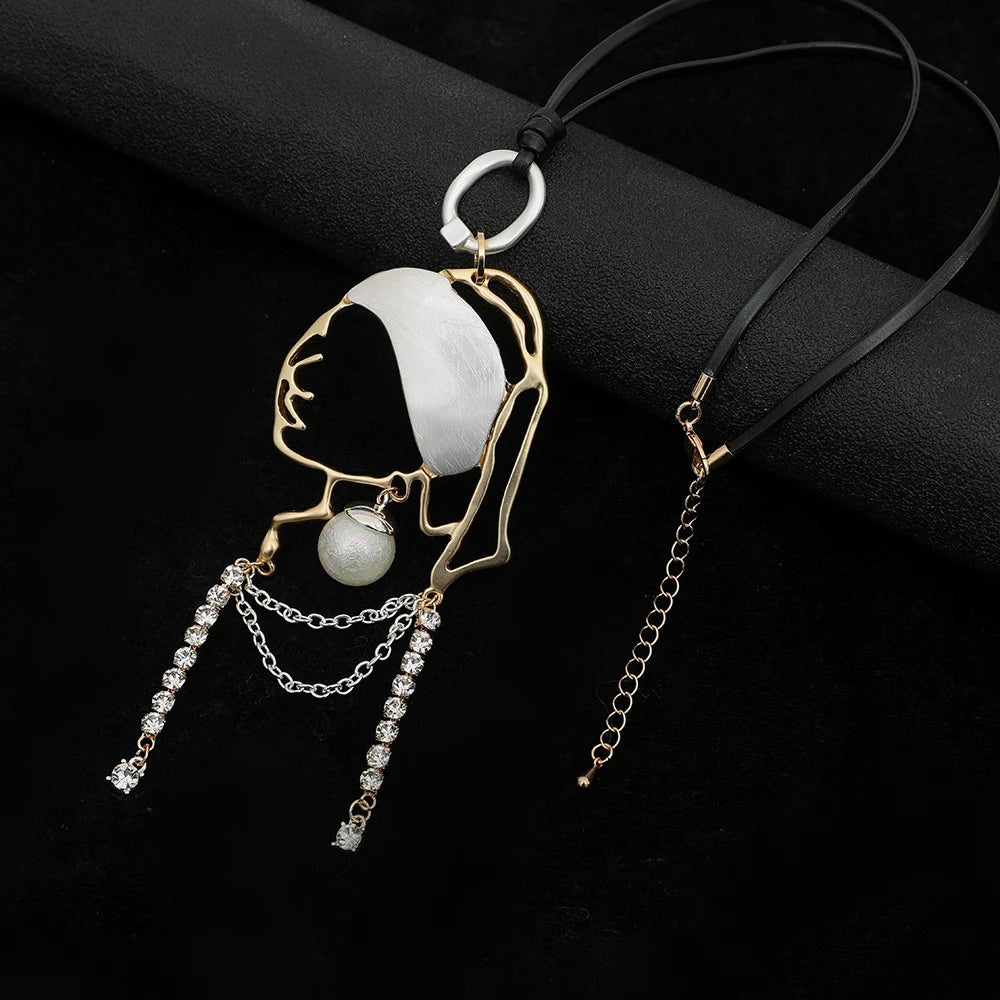 Nicole Statement Necklace – Feminine Art Pendant