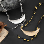 Collana con pendente a mezzaluna martellata – Stile boho moderno