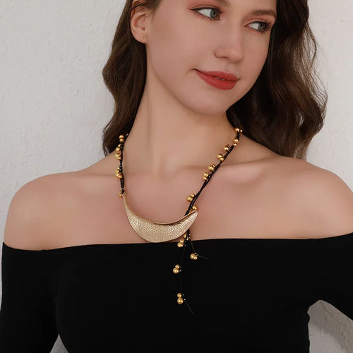 Collana con pendente a mezzaluna martellata – Stile boho moderno