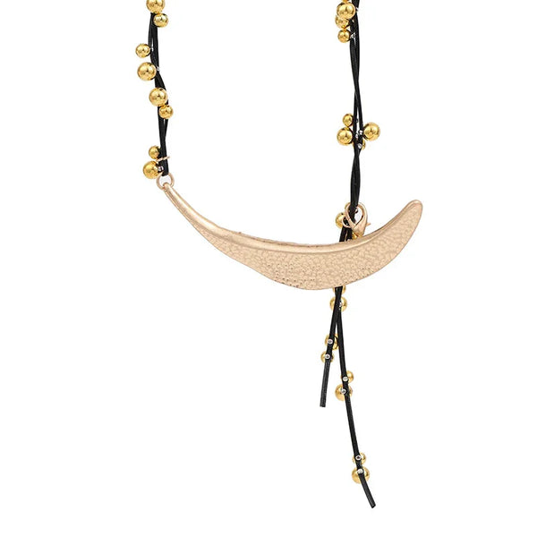 Collana con pendente a mezzaluna martellata – Stile boho moderno