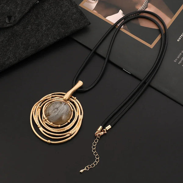 Driekleurige cirkelhanger met metalen kralen en bedels aan een ketting van 45 cm met extra ketting