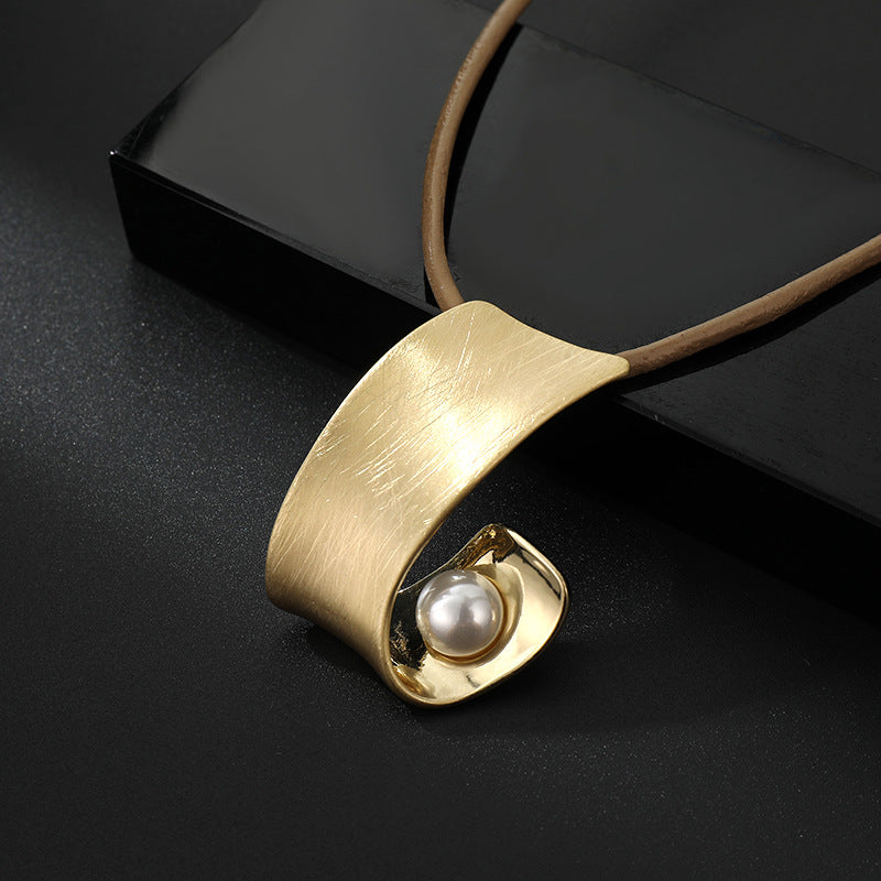 Elegant Gold Pendant Necklace Pearl Accent Modern Fashion Jewelry for Women