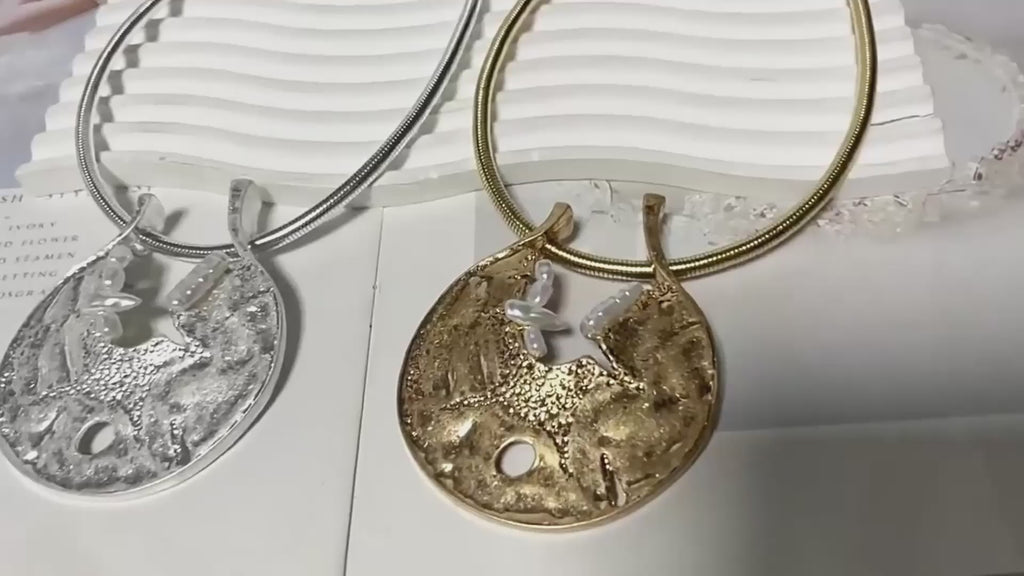 Statement Gold Pendant Necklace – Modern Artistic Design