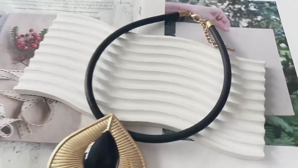 Elegant Artistic Vintage Black Gold Pendant Necklace