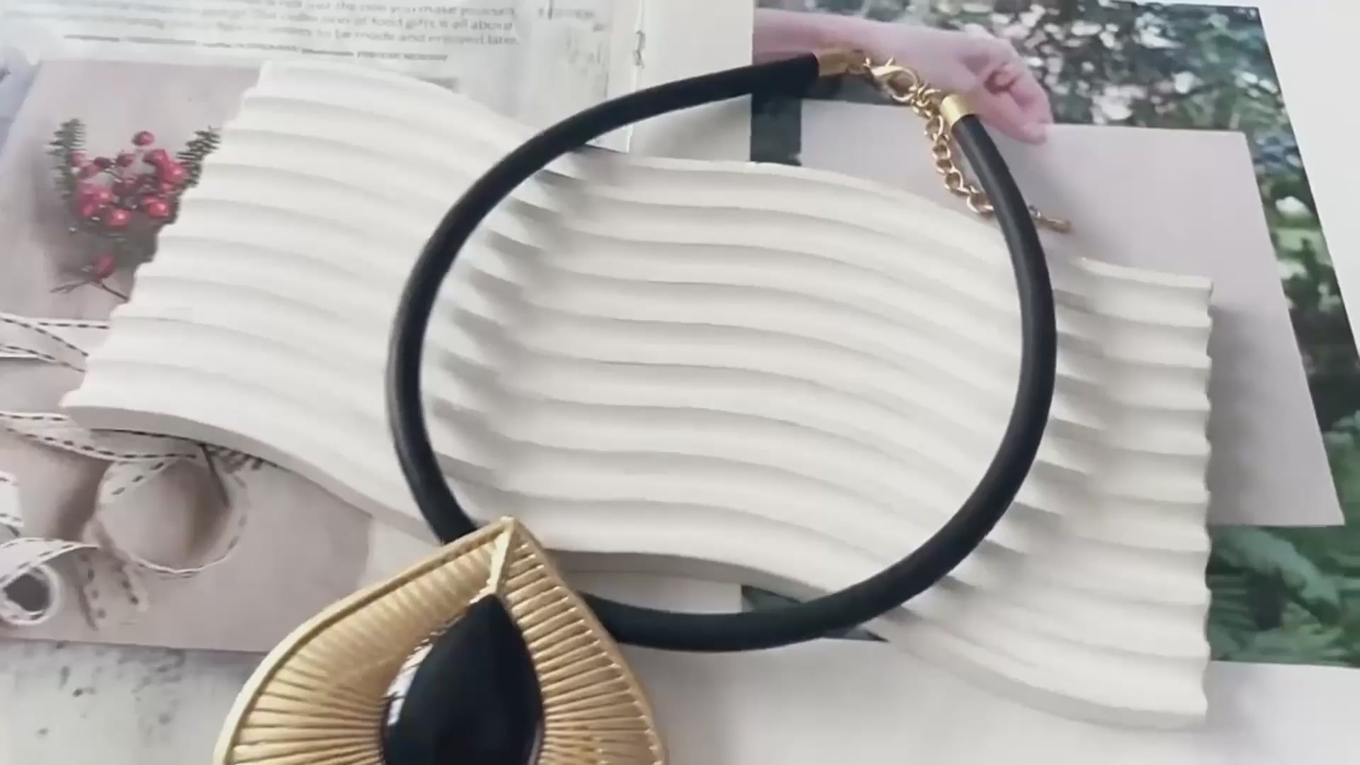 Elegant Artistic Vintage Black Gold Pendant Necklace